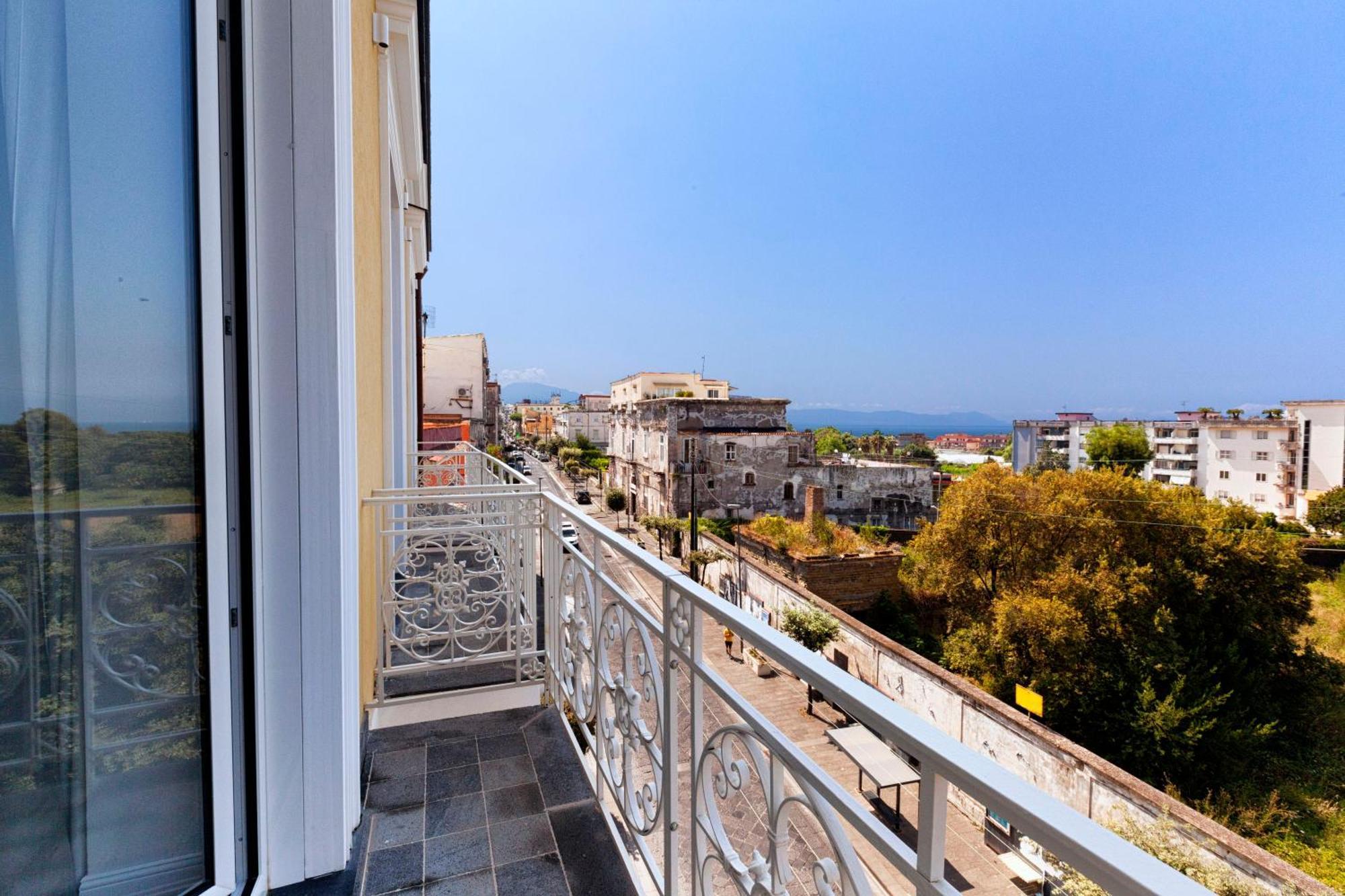 Camera Matrimoniale Deluxe con Balcone e Vista Mare